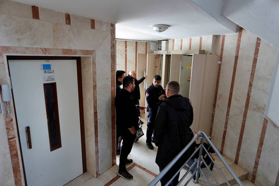 Yıldırım düştü, en üst kattaki dairenin tavanında delik açıldı! O kentte korkutan olay 4